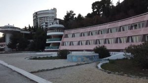 АЛУШТА МОРСКОЙ УГОЛОК. Ну и ДЕЛА, ЧТО мы УВИДЕЛИ! НАБЕРЕЖНАЯ против МОРЯ. ДЕВУШКА зашла в МОРЕ КРЫ