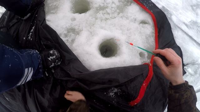 На рыбалке зимой на снегоходе. Первый раз на рыбалке зимой. Ловим рыбу в палатке. Буран с нартами.