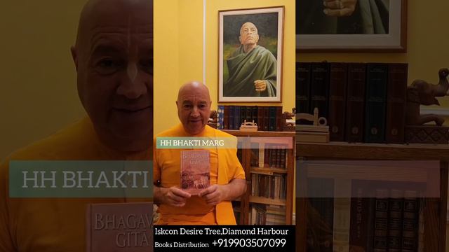 👉Book Distribution👈💕HH BHAKTI MARG SWAMI MAHARAJ 💞