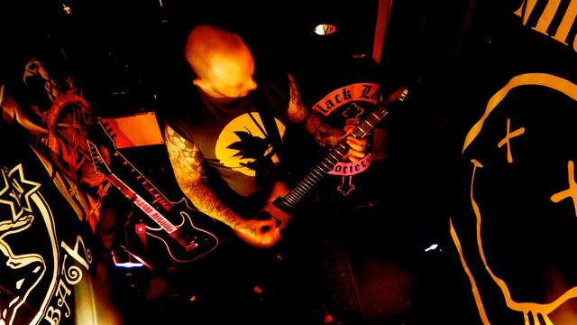 In The Throne смотреть онлайн