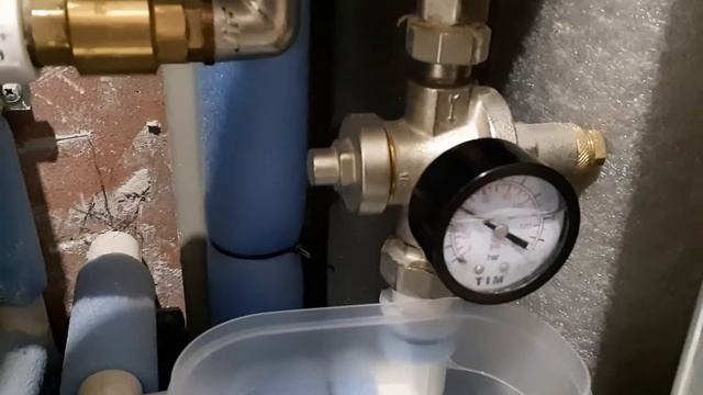 Вода в манометре под стеклом редуктора давления воды.
