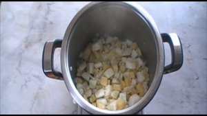 Cуп с патиссоном, картофелем и луком. Это вкусный пюреобразный суп.
