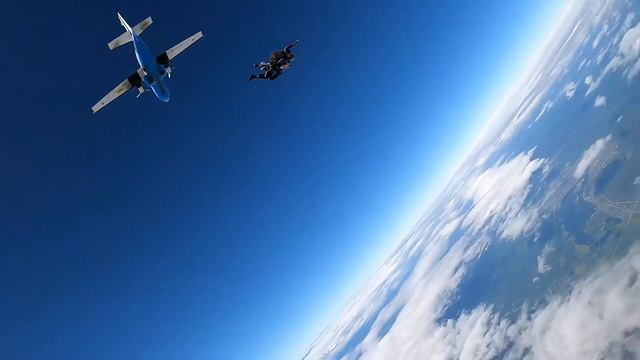 Прыжок 4000 метров над землей!!! #экстрим #высота #парашют #sky #skydiving #skydive #4000 #прыжок смотреть онлайн