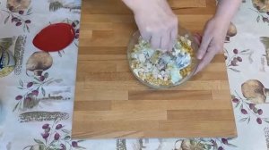 Салат с курицей, ананасом, кукурузой и яйцом