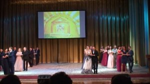 танец выпускников и родителей