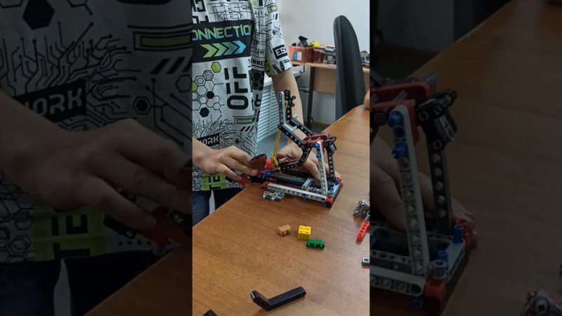 Самодельная катапульта из Lego  #shorts #lego #лего #робототехника #катапульта #roboschool