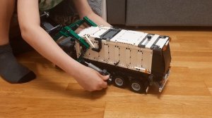 я собрал мусоровоз LEGO 42078