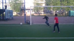 Трое мальчиков играют футбол.