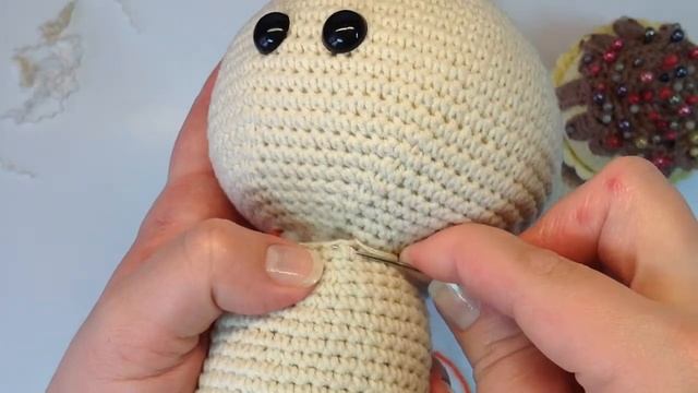 Как сшивать игрушки амигуруми: сшивание круглой Головы и овального Тела. Вышивка Носа коту CatMoon.