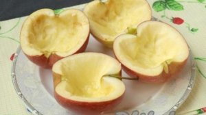 Яблоки, запеченные с творогом и изюмом