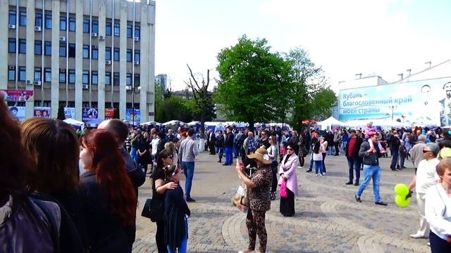 Ансамбль казачьей песни "Криница" на Пушкинской площади в Краснодаре, Пасха - 2017 смотреть онлайн