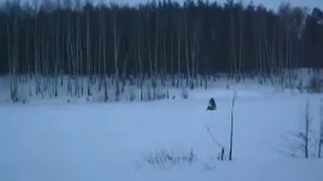прыжок на снегоходе