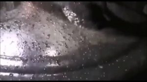 Подводна лодка уходит в воду.