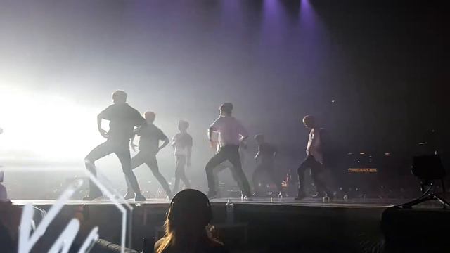 04082019 Stray Kids in Moscow Insomnia from back смотреть онлайн