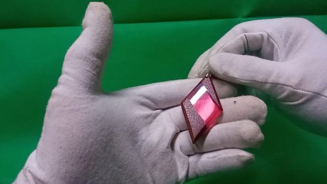 Кулон из дерева лайсвуд и эпоксидной смолы "Ромб" смотреть онлайн