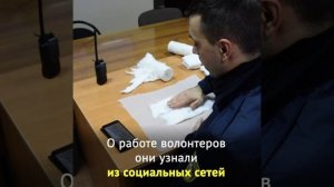 Волонтеры и спасатели МЧС изготавливают перевязочный материал для отправки в зону СВО