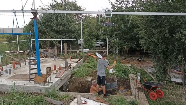 Копаем спуск в подвал мини КРАНОМ для бетонной лестницы