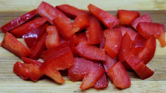 Салат из желтых помидоров с болгарским перцем и сыром