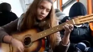 Девушка поет на французском