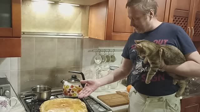 Радостный очкарик жонглирует апельсинами. Кошка ждет пирог