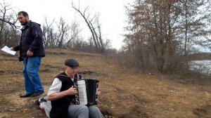 Нам песня строить и жить помогает!И тот кто с песней по жизни шагает,тот никогда и нигде не пропадё