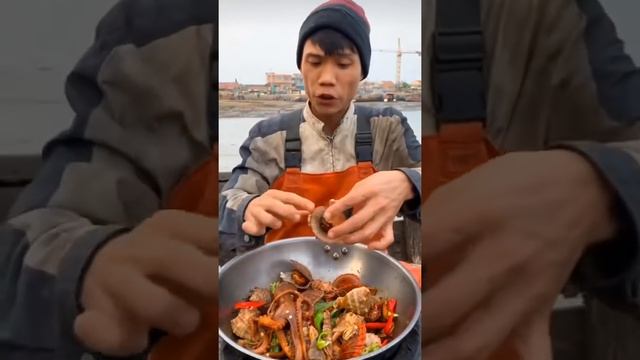 | Seafoods | Веселый таец учит как готовить морепродукты | Eating show смотреть онлайн
