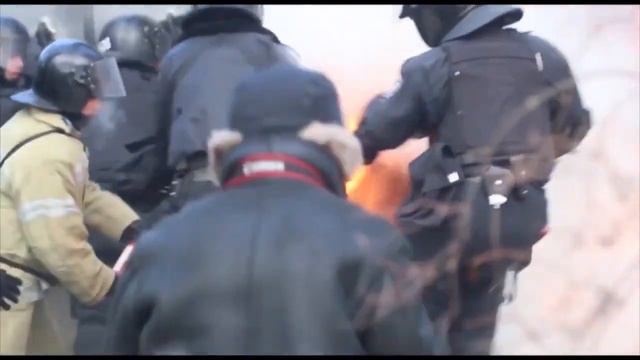 Горит Беркут. Столокновения с милицией в Киеве, Украина 22.01.2014 года смотреть онлайн