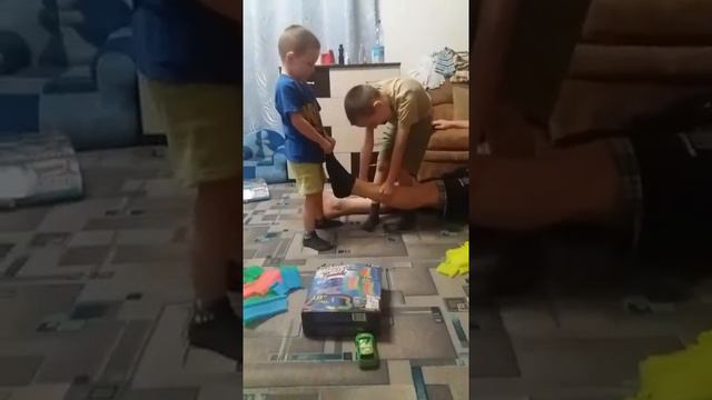 Дети снимают папе носки смотреть онлайн