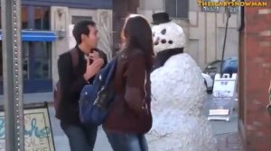 Снеговик Пугает людей