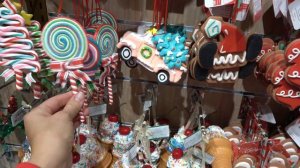 Саша выбирает игрушки и наряжает елку | Новогоднее настроение