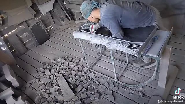 резка памятника. памятник из гранита. обработка камня.