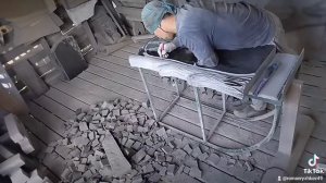 резка памятника. памятник из гранита. обработка камня.