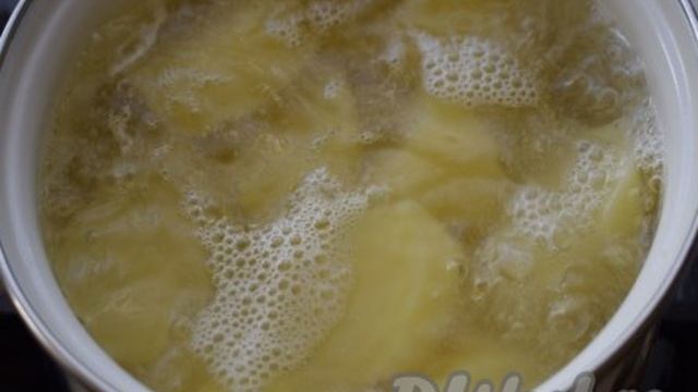 Жареные дрожжевые пирожки с картошкой