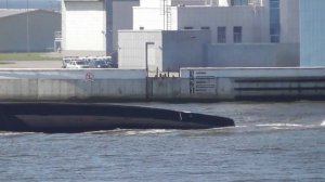 Подводная лодка плывет в Петербург