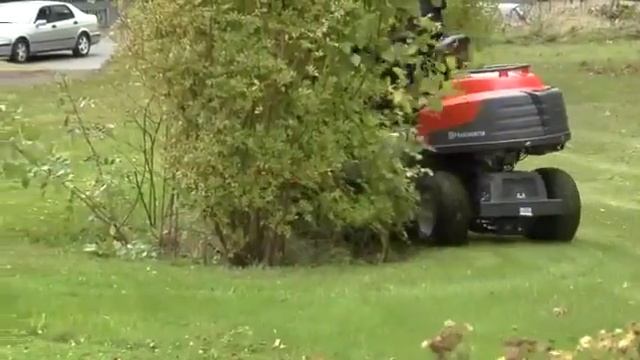 Райдер Husqvarna 422Ts AWD - использование с декой Combi 122 (1) смотреть онлайн