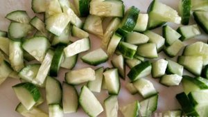 Летний салат из овощей со сметаной и зеленью
