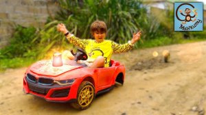 Милан и Папа играют воришка украл инструменты, красная машина потеряла колесо. Манкиту