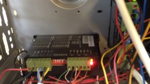 Помехи от инвертора шпинделя, самопроизвольно крутиться шаговый двигатель