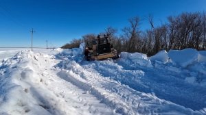 Трактор Кировец. Забуксовал в снегу малость. Смысла нет пробивать.