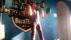 Поднимаю штангу на бицепс. 50 кг на 3 раза.