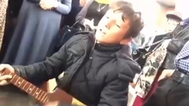 ЧЕЧЕНЕЦ МАЛЬЧИК В СЛЕЗАХ ПОЕТ О МАМЕ НА РЫНКЕ ЛЮДИ НЕ СДЕРЖИВАЛИ СЛЕЗ смотреть онлайн