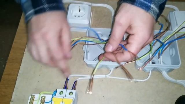 Монтаж распределительной коробки распаечной коробки  Подключение двухклавишного выключателя  1