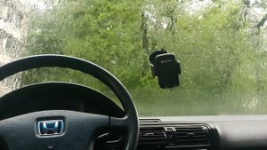 уютно сижу в машине во время сильного дождя под aphex twin