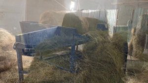Размотчик рулонов сена и соломы без трактора