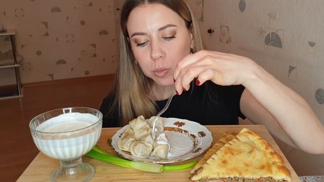 МУКБАНГ ПЕЛЬМЕНИ || ОСЕТИНСКИЙ ПИРОГ || Каждый поход на почту - стресс ? смотреть онлайн