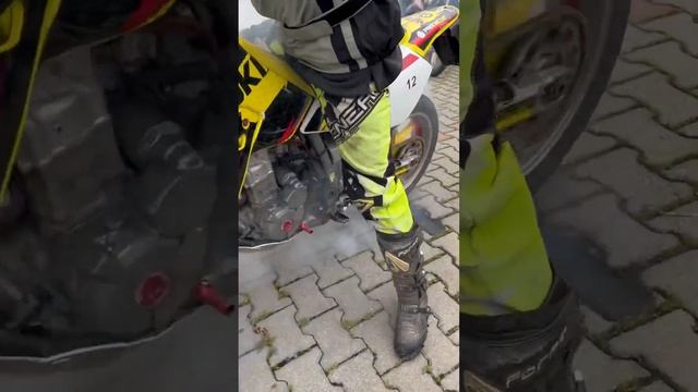 Suzuki DRZ 400 burnout