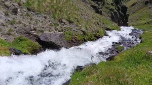 Подъëм к леднику Терскол по ущелью Терскол, через водопад Терскол.