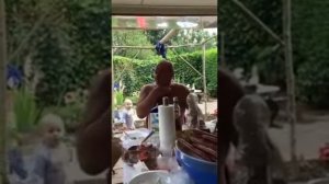 Мужик за столом поёт.