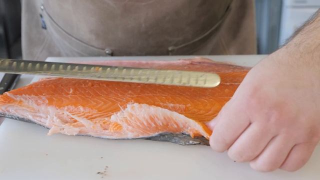 Быстрая разделка тушки лосося на филе. Очень вкусный рецепт посола рыбы.