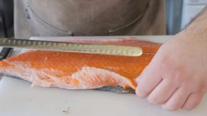 Быстрая разделка тушки лосося на филе. Очень вкусный рецепт посола рыбы.